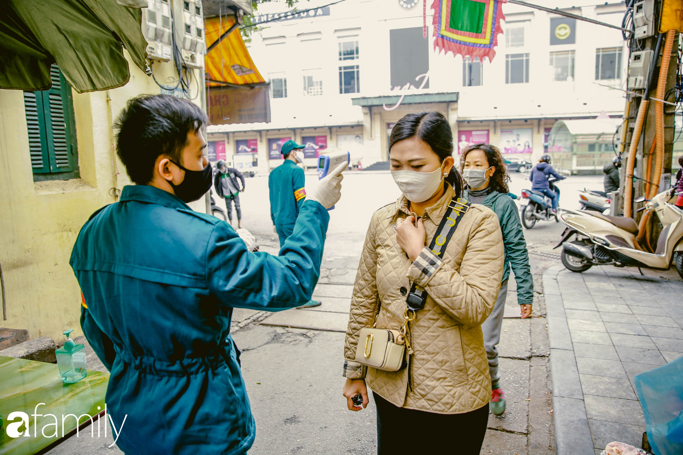 Khu chợ trong phố cổ Hà Nội kẻ vạch giãn cách 2 mét, chỉ bán hàng cho những người chịu đo thân nhiệt, đeo khẩu trang - Ảnh 2.