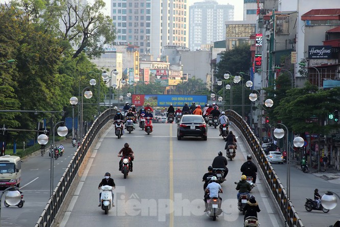 Phố phường Hà Nội nhộn nhịp trở lại trước ngày hết cách ly xã hội - Ảnh 6.