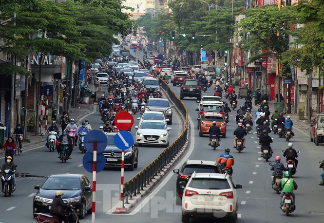 Phố phường Hà Nội nhộn nhịp trở lại trước ngày hết cách ly xã hội - Ảnh 7.