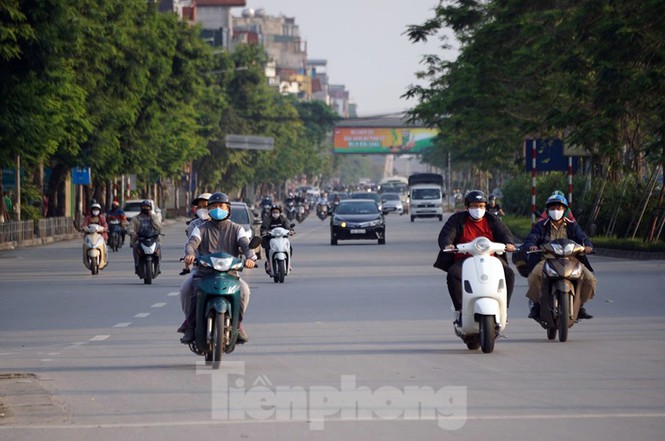 Phố phường Hà Nội nhộn nhịp trở lại trước ngày hết cách ly xã hội - Ảnh 1.