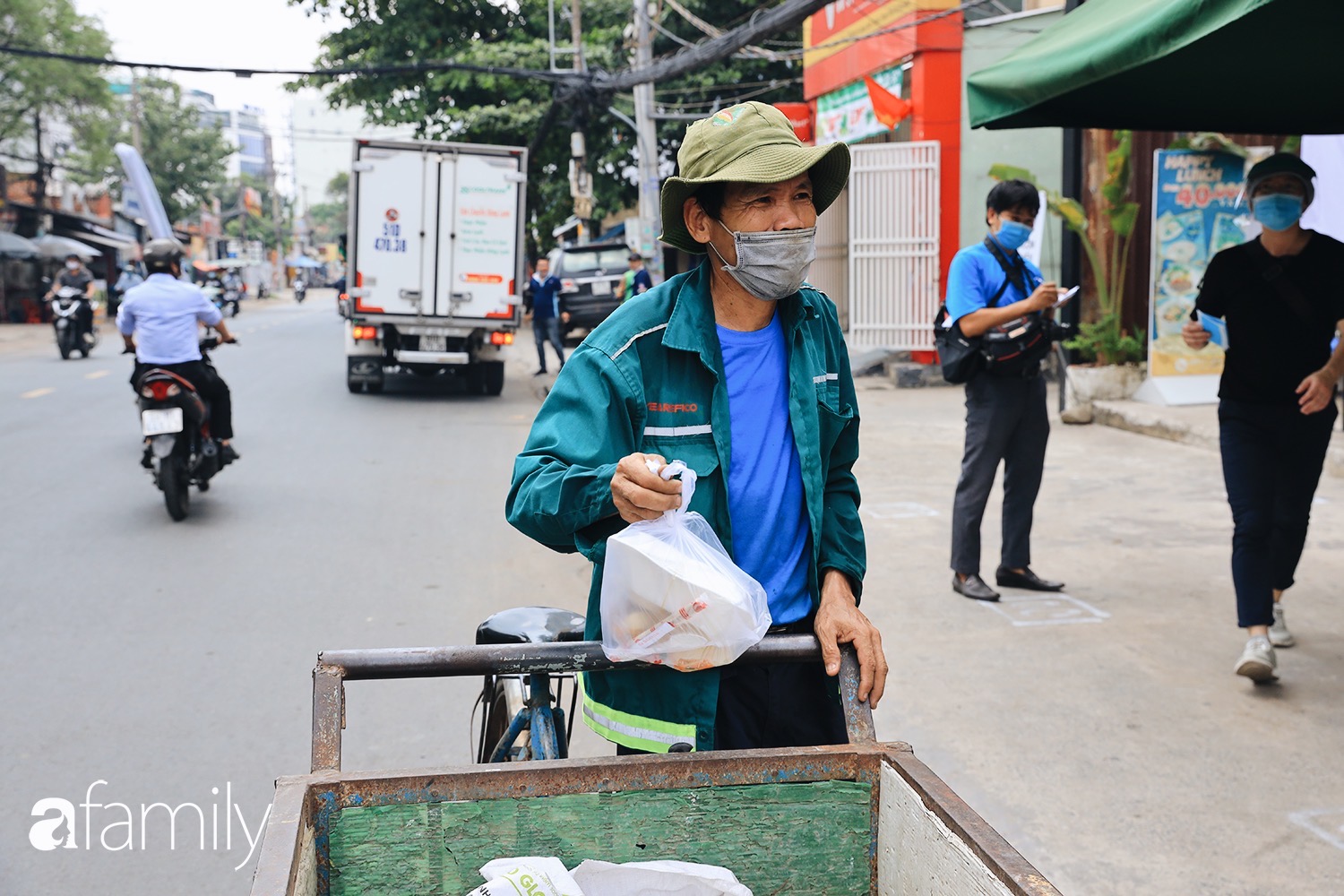 Xúc động với khoảnh khắc cụ ông rơi nước mắt khi nhận phần cơm miễn phí từ ca sĩ Sĩ Luân và hàng cơm di động đầu tiên tại Sài Gòn - Ảnh 12.