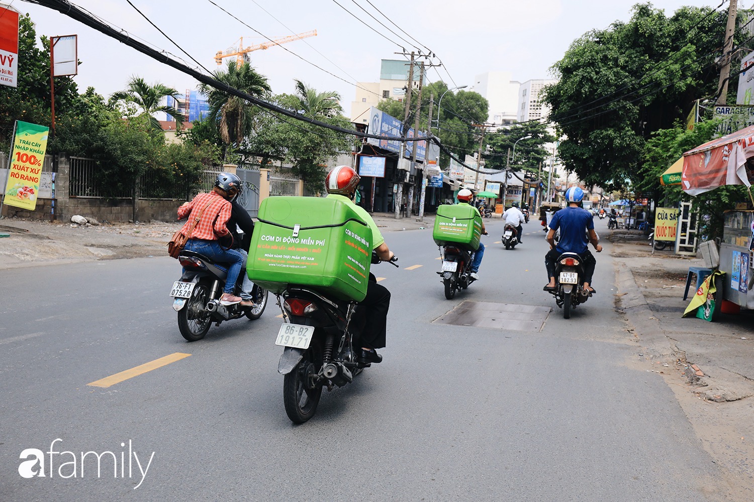 Xúc động với khoảnh khắc cụ ông rơi nước mắt khi nhận phần cơm miễn phí từ ca sĩ Sĩ Luân và hàng cơm di động đầu tiên tại Sài Gòn - Ảnh 7.