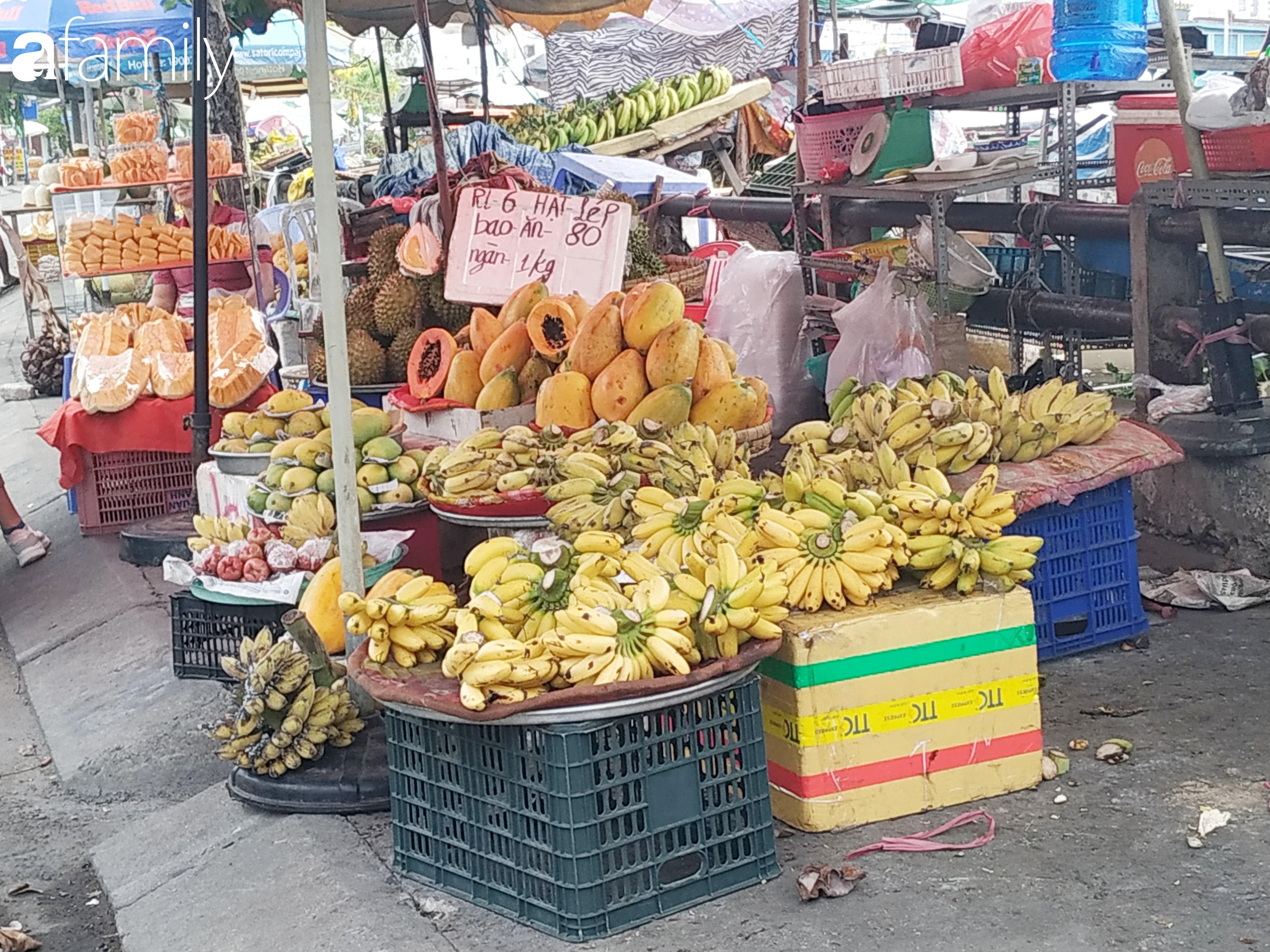 Giá &quot;rẻ như cho&quot; nhưng nhiều loại trái cây ở Sài Gòn vẫn mòn mỏi chờ khách - Ảnh 5.