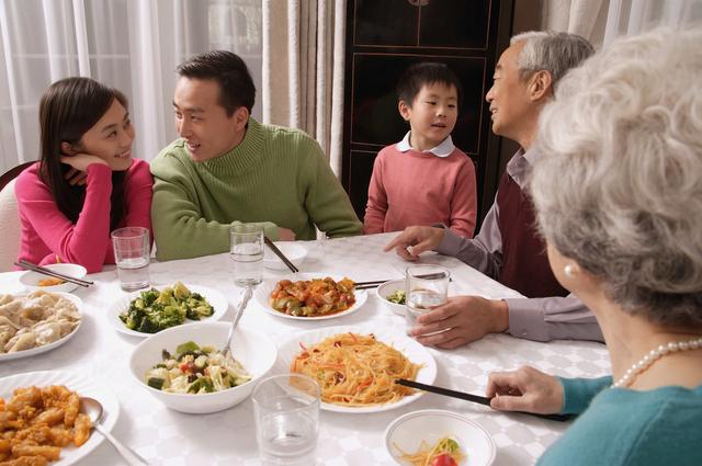 Bà nói đùa &quot;Đến nhà bà mà cháu ăn nhiều thế không ngại à?&quot;, câu trả lời thông minh của đứa trẻ khiến bà không nói được gì hơn - Ảnh 1.