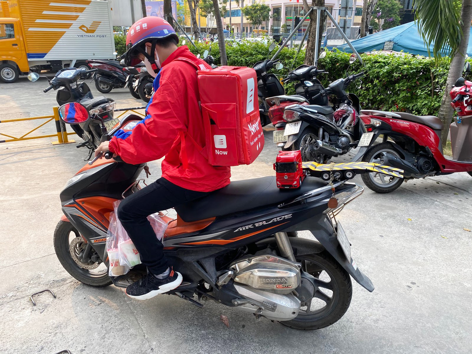 Muôn màu muôn vẻ soái ca shipper thời “Cô Vy” chiều lòng phái đẹp - Ảnh 1. Muôn màu muôn vẻ soái ca shipper thời “Cô Vy” chiều lòng phái đẹp - Ảnh 1.