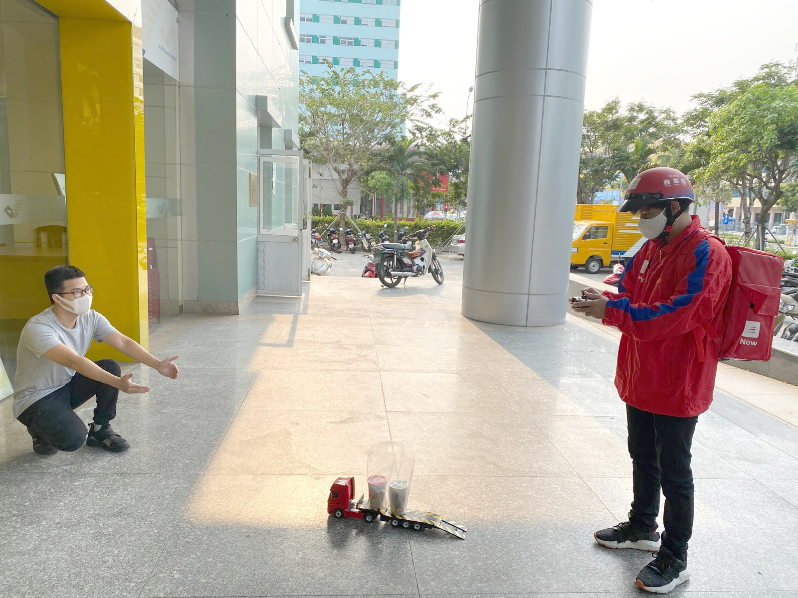 Muôn màu muôn vẻ soái ca shipper thời “Cô Vy” chiều lòng phái đẹp - Ảnh 2. Muôn màu muôn vẻ soái ca shipper thời “Cô Vy” chiều lòng phái đẹp - Ảnh 2.