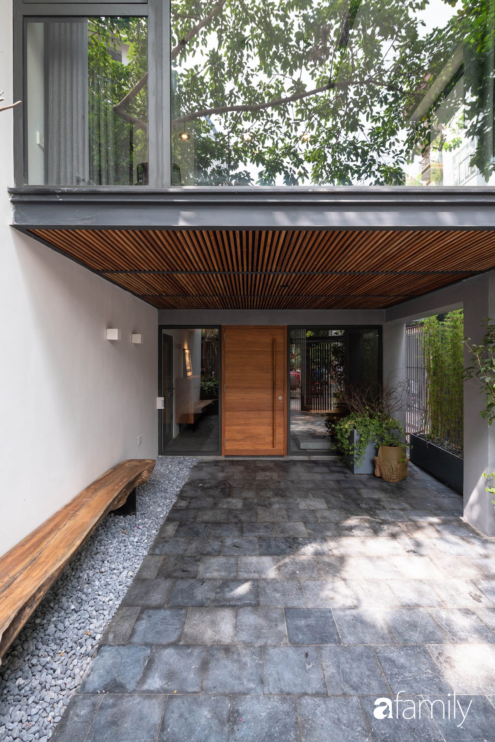 Ngôi nhà xây ở ngã tư góc phố Hà Nội đẹp mĩ mãn với sắc màu thân thuộc của gỗ - Ảnh 3.
