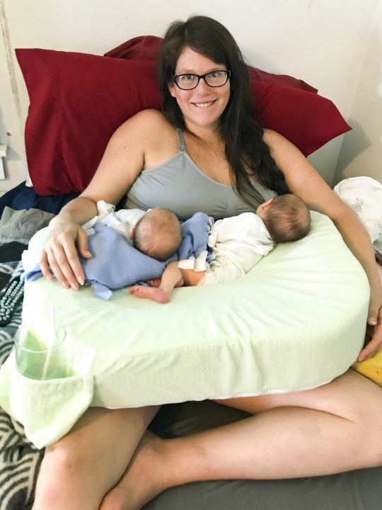 Đi siêu âm được báo là thai đơn, nhưng khi vừa sinh con được 2 phút, bà mẹ bất ngờ chuyển dạ sinh thêm một em bé thứ hai khiến ai cũng sửng sốt - Ảnh 6.