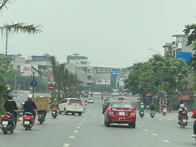 Ngày đầu gia hạn giãn cách, lưu lượng giao thông Hà Nội có dấu hiệu tăng cao - Ảnh 1.
