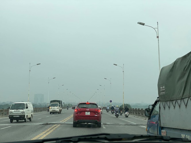 Ngày đầu gia hạn giãn cách, lưu lượng giao thông Hà Nội có dấu hiệu tăng cao - Ảnh 2.