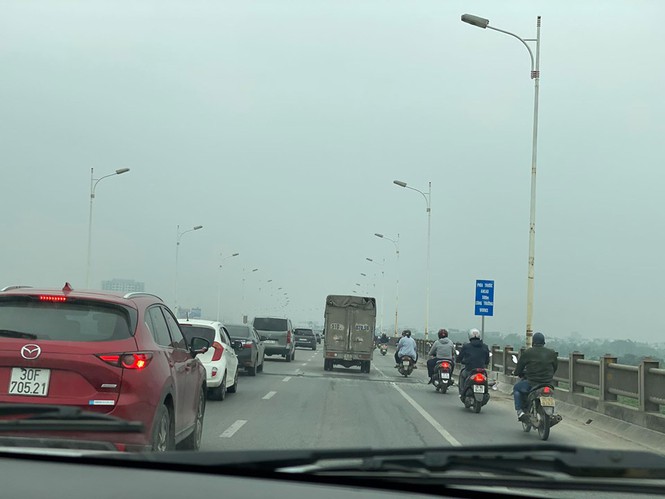 Ngày đầu gia hạn giãn cách, lưu lượng giao thông Hà Nội có dấu hiệu tăng cao - Ảnh 3.