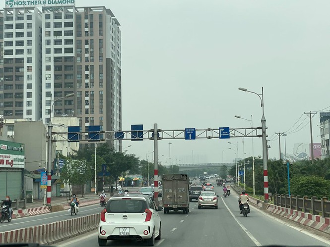 Ngày đầu gia hạn giãn cách, lưu lượng giao thông Hà Nội có dấu hiệu tăng cao - Ảnh 4.