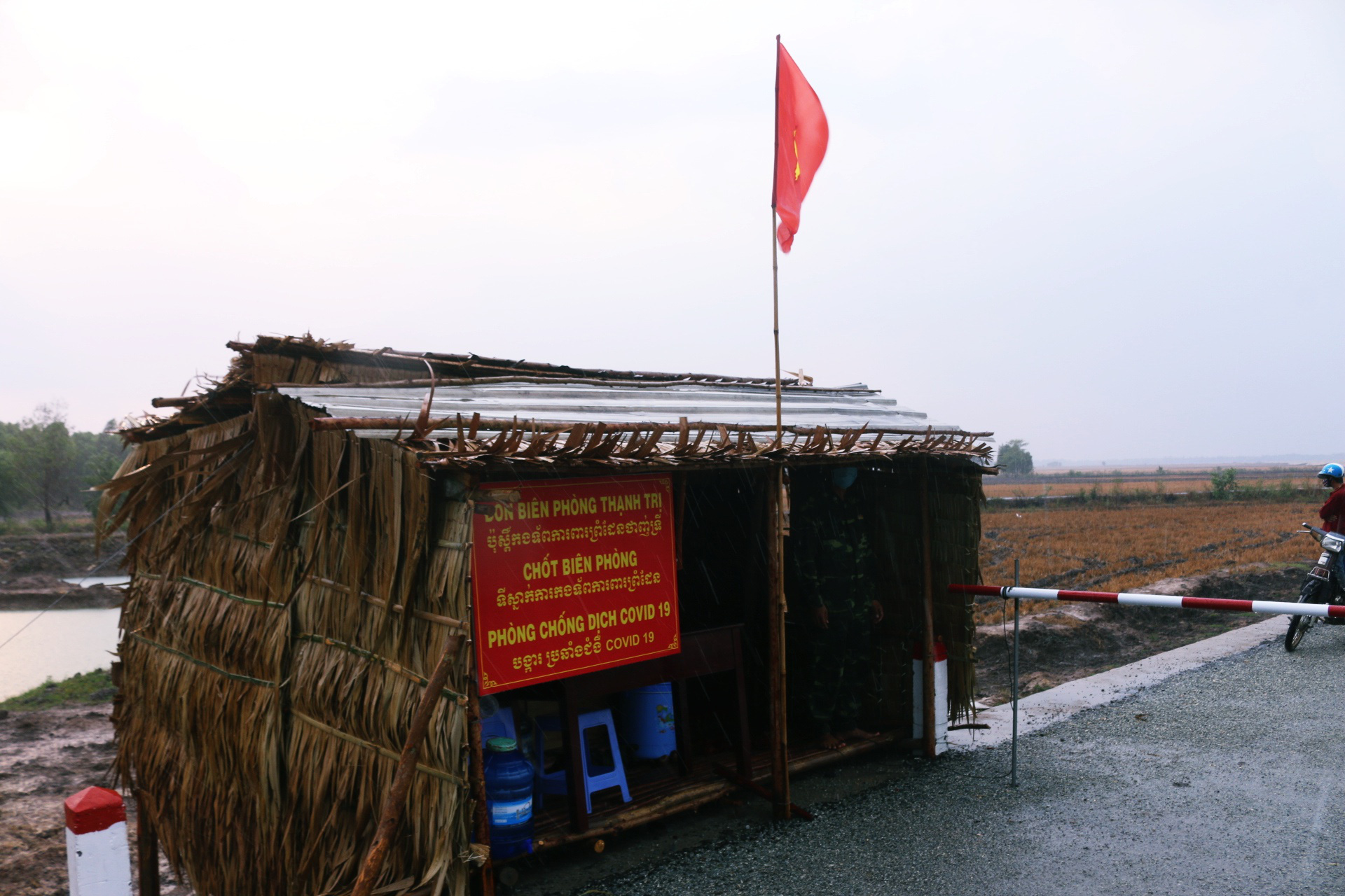 BIÊN CƯƠNG TÂY NAM: Đợi hết dịch, con sẽ về gửi lại trên bàn thờ bố chiếc khăn tang… - Ảnh 11.