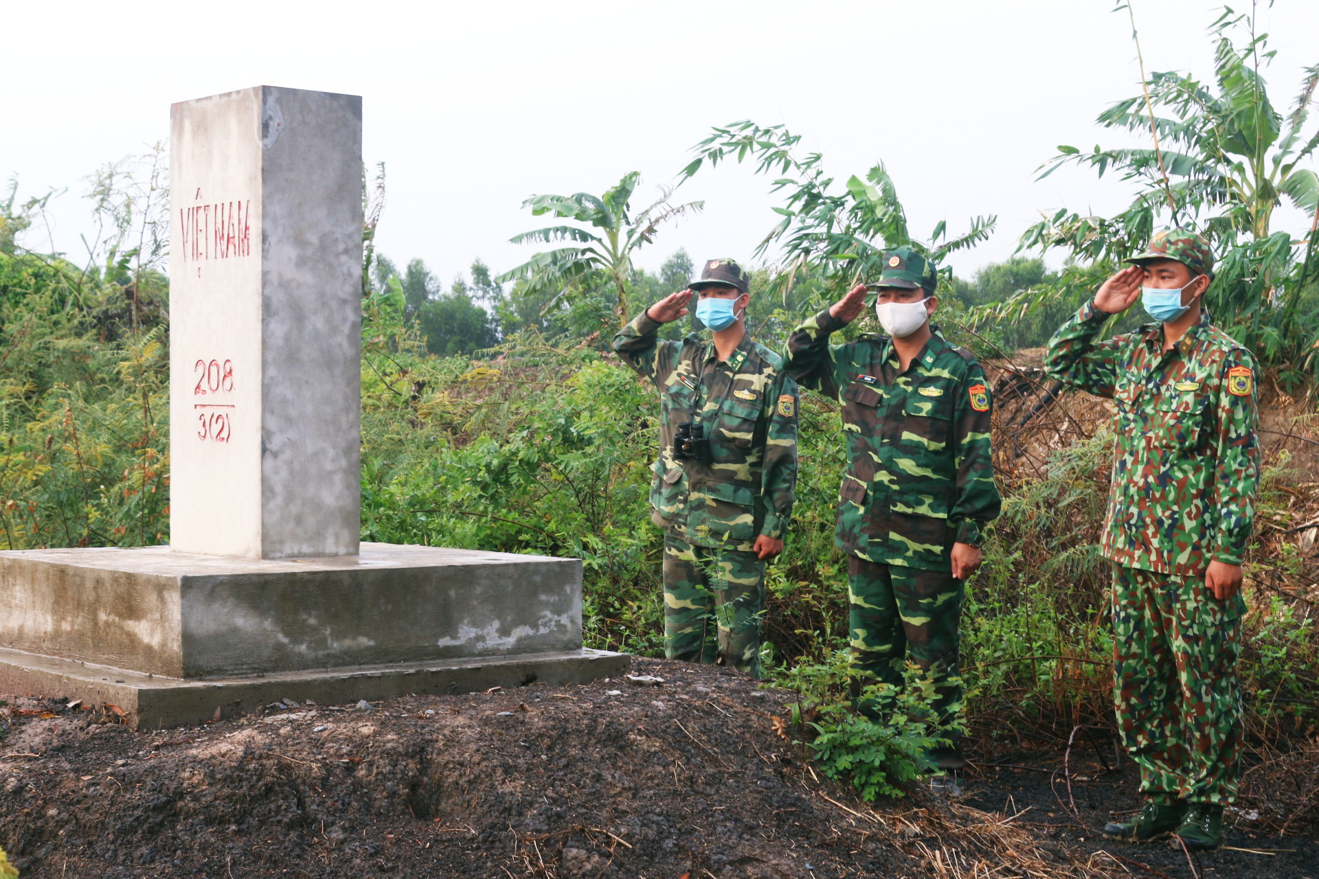 BIÊN CƯƠNG TÂY NAM: Đợi hết dịch, con sẽ về gửi lại trên bàn thờ bố chiếc khăn tang… - Ảnh 7. BIÊN CƯƠNG TÂY NAM: Đợi hết dịch, con sẽ về gửi lại trên bàn thờ bố chiếc khăn tang… - Ảnh 7.