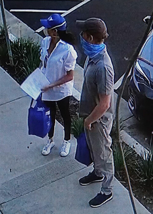 Meghan Markle cùng chồng lần đầu lộ diện ở Mỹ, đeo khẩu trang và găng tay đi phát thức ăn từ thiện nhưng gây ngỡ ngàng với vẻ ngoài xuống sắc - Ảnh 4. Meghan Markle cùng chồng lần đầu lộ diện ở Mỹ, đeo khẩu trang và găng tay đi phát thức ăn từ thiện nhưng gây ngỡ ngàng với vẻ ngoài xuống sắc - Ảnh 4.