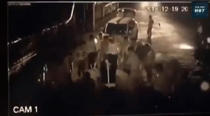 Đàn em Đường Nhuệ bị tố đánh nam thanh niên tàn phế ngay trước cửa nhà - Ảnh 2. Đàn em Đường Nhuệ bị tố đánh nam thanh niên tàn phế ngay trước cửa nhà - Ảnh 2.