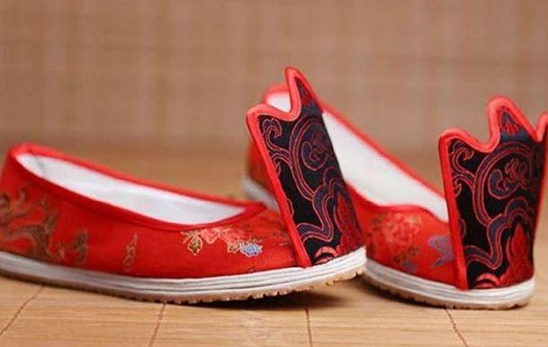 Với bức tranh về giày cổ đại Trung Quốc, chúng ta có thể tìm hiểu thêm về một phần trong nền văn hóa độc đáo và tuyệt vời của đất nước này. Họa sĩ đã để lại cho chúng ta một tác phẩm nghệ thuật đầy tính thẩm mỹ, văn hóa và lịch sử.