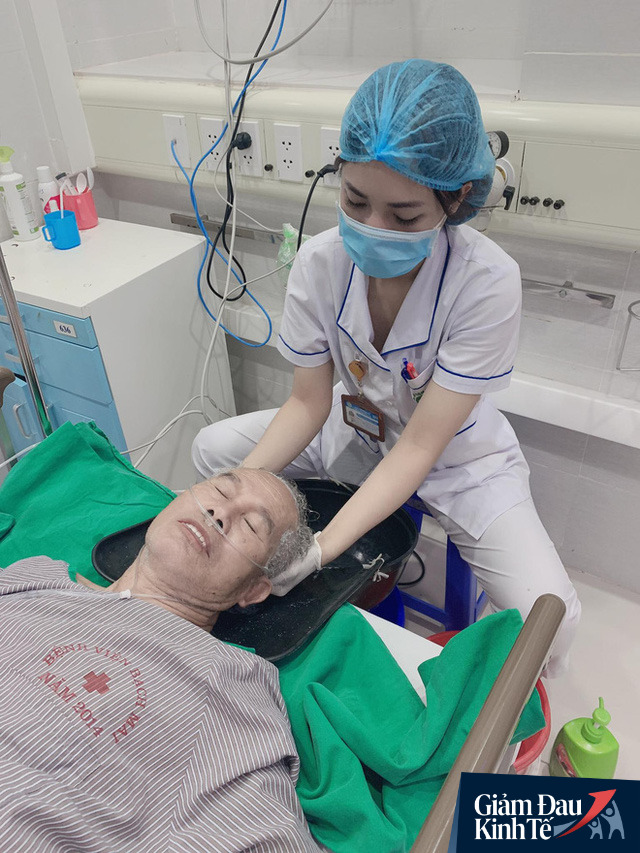 Ngủ &iacute;t, nhịn vệ sinh suốt 6 tiếng, mặt đầy vết hằn, gặp người th&acirc;n qua h&agrave;ng r&agrave;o c&aacute;ch ly: Những bức ảnh ch&acirc;n thực nhất về y b&aacute;c sĩ Việt Nam nơi tuyến đầu chống dịch Covid-19 - Ảnh 6.