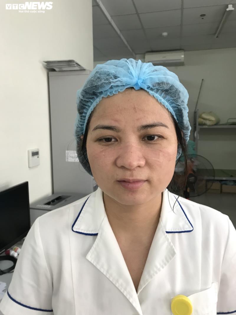 Ngủ &iacute;t, nhịn vệ sinh suốt 6 tiếng, mặt đầy vết hằn, gặp người th&acirc;n qua h&agrave;ng r&agrave;o c&aacute;ch ly: Những bức ảnh ch&acirc;n thực nhất về y b&aacute;c sĩ Việt Nam nơi tuyến đầu chống dịch Covid-19 - Ảnh 14.