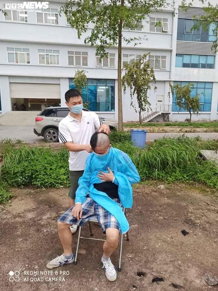 Ngủ &iacute;t, nhịn vệ sinh suốt 6 tiếng, mặt đầy vết hằn, gặp người th&acirc;n qua h&agrave;ng r&agrave;o c&aacute;ch ly: Những bức ảnh ch&acirc;n thực nhất về y b&aacute;c sĩ Việt Nam nơi tuyến đầu chống dịch Covid-19 - Ảnh 9.