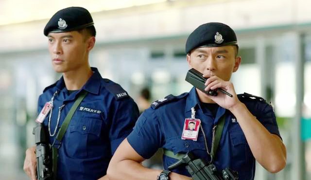 &quot;Đặc cảnh sân bay&quot; trên TVB: Hé lộ màn bắt cướp của đội cảnh sát đẹp trai cực phẩm, xuất hiện cảnh nóng gây đỏ mặt - Ảnh 4.