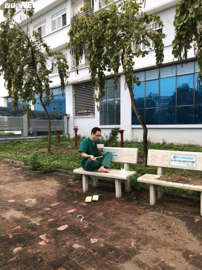 Ngủ &iacute;t, nhịn vệ sinh suốt 6 tiếng, mặt đầy vết hằn, gặp người th&acirc;n qua h&agrave;ng r&agrave;o c&aacute;ch ly: Những bức ảnh ch&acirc;n thực nhất về y b&aacute;c sĩ Việt Nam nơi tuyến đầu chống dịch Covid-19 - Ảnh 12.