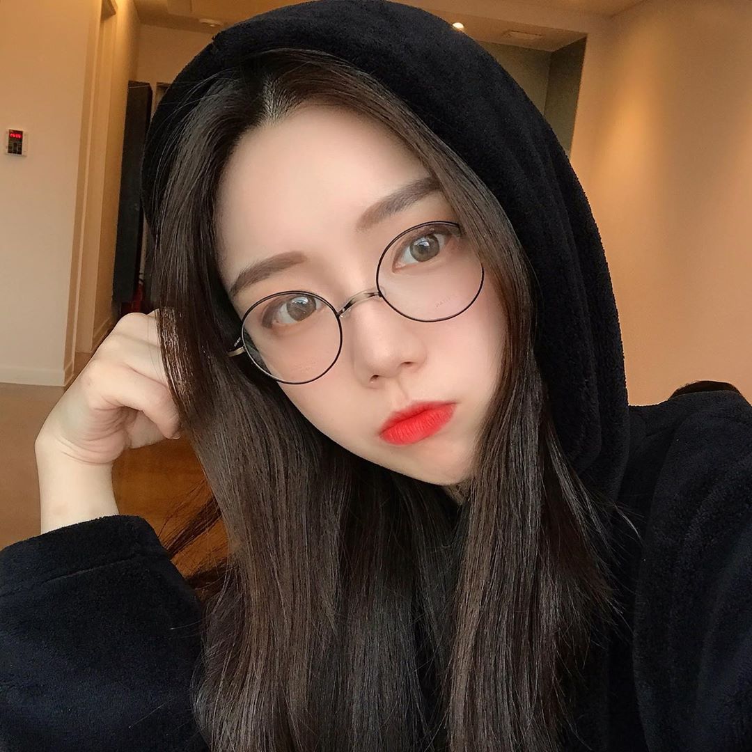 Đeo khẩu trang n&ecirc;n lười b&ocirc;i tr&aacute;t, vậy th&igrave; bạn cứ "quất" 5 em kem chống nắng r&aacute;o mịn sau l&agrave; đảm bảo da dẻ lu&ocirc;n mịn mướt - Ảnh 1.