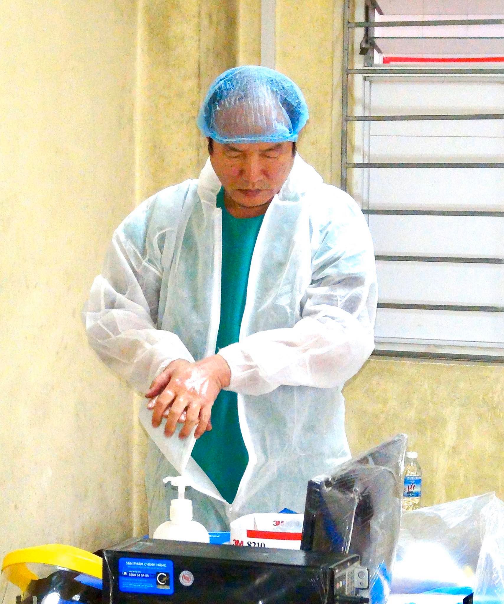 Ngủ &iacute;t, nhịn vệ sinh suốt 6 tiếng, mặt đầy vết hằn, gặp người th&acirc;n qua h&agrave;ng r&agrave;o c&aacute;ch ly: Những bức ảnh ch&acirc;n thực nhất về y b&aacute;c sĩ Việt Nam nơi tuyến đầu chống dịch Covid-19 - Ảnh 3.