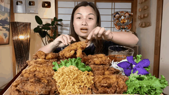Vừa ăn cua chiên xù trong vlog mới vừa tiết lộ bé Sa bị sốt tận 39 độ, còn co giật tới mức cắn vào tay mẹ, Quỳnh Trần JP khiến bao fan khóc vì thương Sa - Ảnh 1. Vừa ăn cua chiên xù trong vlog mới vừa tiết lộ bé Sa bị sốt tận 39 độ, còn co giật tới mức cắn vào tay mẹ, Quỳnh Trần JP khiến bao fan khóc vì thương Sa - Ảnh 1.