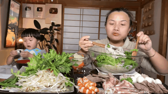 Vừa ăn cua chiên xù trong vlog mới vừa tiết lộ bé Sa bị sốt tận 39 độ, còn co giật tới mức cắn vào tay mẹ, Quỳnh Trần JP khiến bao fan khóc vì thương Sa - Ảnh 2. Vừa ăn cua chiên xù trong vlog mới vừa tiết lộ bé Sa bị sốt tận 39 độ, còn co giật tới mức cắn vào tay mẹ, Quỳnh Trần JP khiến bao fan khóc vì thương Sa - Ảnh 2.