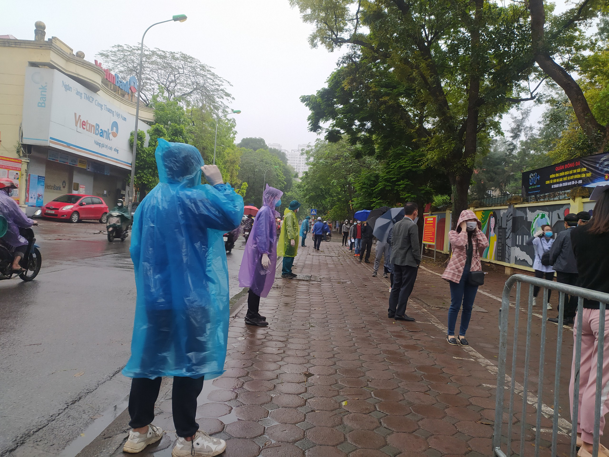 Hà Nội: Lượng người đổ về điểm test nhanh COVID-19 tăng đột biến, đội mưa xếp hàng dài hàng trăm mét chờ được xét nghiệm - Ảnh 3. Hà Nội: Lượng người đổ về điểm test nhanh COVID-19 tăng đột biến, đội mưa xếp hàng dài hàng trăm mét chờ được xét nghiệm - Ảnh 3.