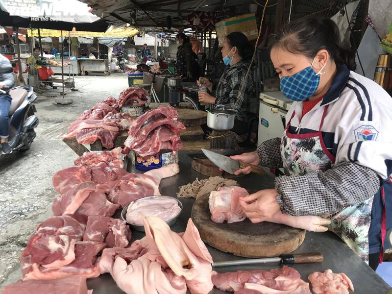 Hà Nội: Chợ vắng, tiểu thương đồng loạt giảm giá đẩy hàng - Ảnh 2.
