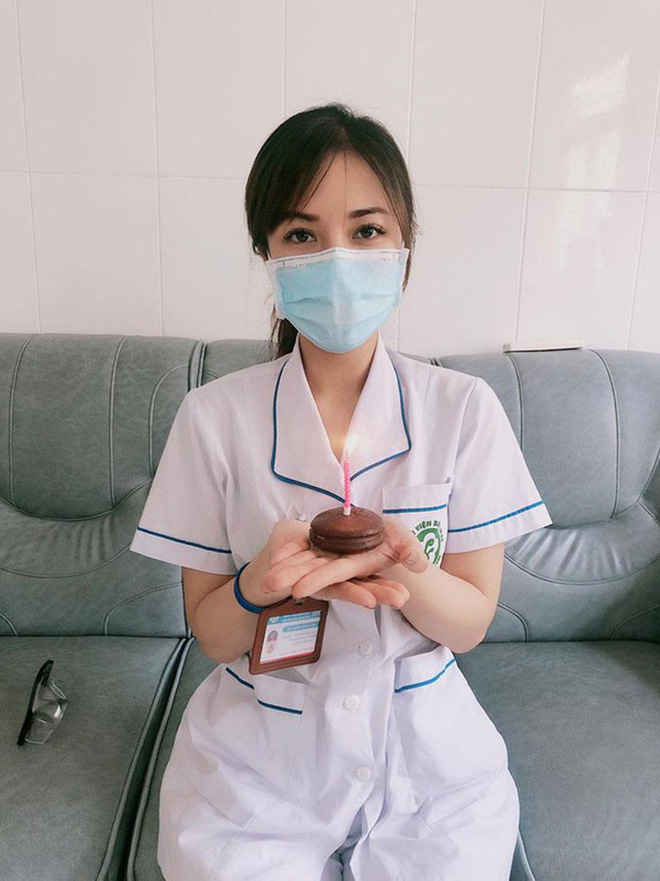 Ngủ &iacute;t, nhịn vệ sinh suốt 6 tiếng, mặt đầy vết hằn, gặp người th&acirc;n qua h&agrave;ng r&agrave;o c&aacute;ch ly: Những bức ảnh ch&acirc;n thực nhất về y b&aacute;c sĩ Việt Nam nơi tuyến đầu chống dịch Covid-19 - Ảnh 5.