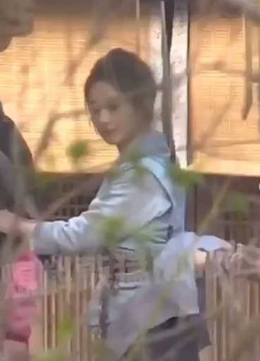Triệu Lệ Dĩnh lộ khoảnh khắc k&eacute;m duy&ecirc;n khi k&eacute;o v&aacute;y sửa trang phục trước mặt nh&acirc;n vi&ecirc;n nam  - Ảnh 4.