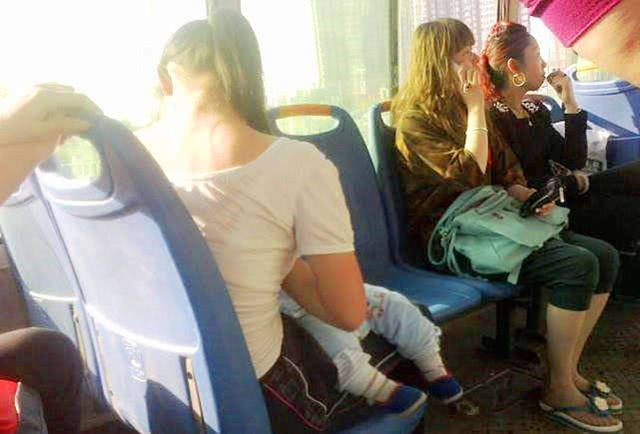 Bà mẹ vạch áo cho con bú trên xe bus bị hành khách đi cùng lên án, cô thẳng thắn đáp lời khiến đối phương phải cúi đầu xấu hổ - Ảnh 1.