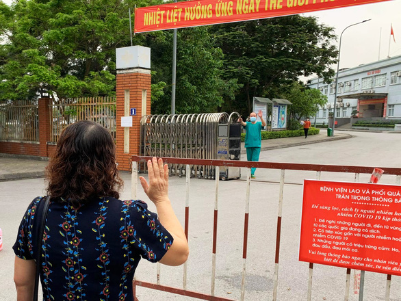 Ngủ &iacute;t, nhịn vệ sinh suốt 6 tiếng, mặt đầy vết hằn, gặp người th&acirc;n qua h&agrave;ng r&agrave;o c&aacute;ch ly: Những bức ảnh ch&acirc;n thực nhất về y b&aacute;c sĩ Việt Nam nơi tuyến đầu chống dịch Covid-19 - Ảnh 2.
