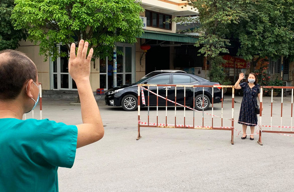 Ngủ &iacute;t, nhịn vệ sinh suốt 6 tiếng, mặt đầy vết hằn, gặp người th&acirc;n qua h&agrave;ng r&agrave;o c&aacute;ch ly: Những bức ảnh ch&acirc;n thực nhất về y b&aacute;c sĩ Việt Nam nơi tuyến đầu chống dịch Covid-19 - Ảnh 1.