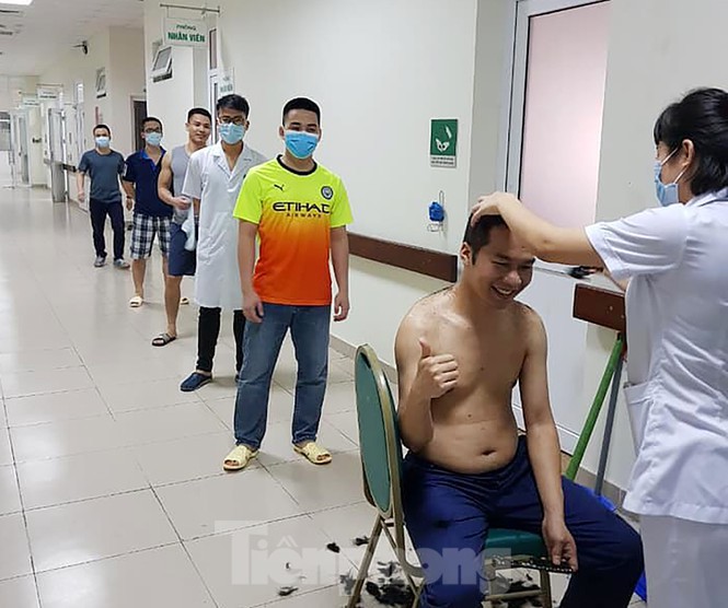Ngủ &iacute;t, nhịn vệ sinh suốt 6 tiếng, mặt đầy vết hằn, gặp người th&acirc;n qua h&agrave;ng r&agrave;o c&aacute;ch ly: Những bức ảnh ch&acirc;n thực nhất về y b&aacute;c sĩ Việt Nam nơi tuyến đầu chống dịch Covid-19 - Ảnh 8.
