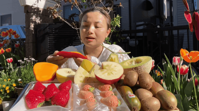 Quỳnh Trần JP thưởng thức mâm trái cây đắt đỏ giữa vườn nhà đầy hoa, mua hẳn giống xoài giá bạc triệu 1 trái, chịu nắng nóng để ngồi quay vlog - Ảnh 7.