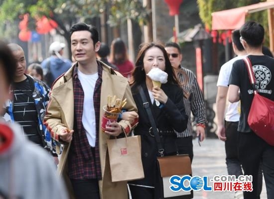 Lộ cảnh Huỳnh Hiểu Minh hôn môi "tình trẻ" Thái Văn Tịnh, Angelababy lại bị gọi tên - Ảnh 9. Lộ cảnh Huỳnh Hiểu Minh hôn môi "tình trẻ" Thái Văn Tịnh, Angelababy lại bị gọi tên - Ảnh 9.
