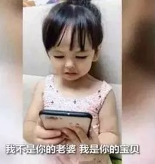 Con gái gọi điện cho bố ai oán: &quot;Vợ bố lại đánh con!&quot; khiến người xem vừa buồn cười vừa thương, đáng nói nhất là câu kết: &quot;Lần này là con, lần sau sẽ đến lượt bố!&quot; - Ảnh 2.