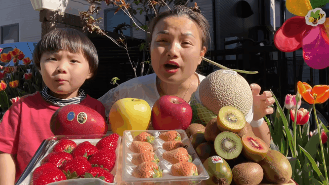Quỳnh Trần JP thưởng thức mâm trái cây đắt đỏ giữa vườn nhà đầy hoa, mua hẳn giống xoài giá bạc triệu 1 trái, chịu nắng nóng để ngồi quay vlog - Ảnh 4.