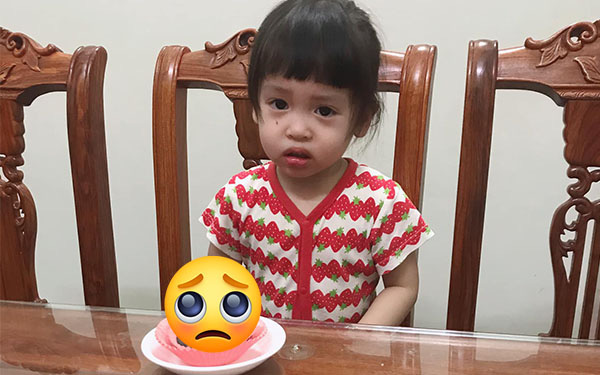 Mẹ hì hục làm bánh sinh nhật tặng con, ai ngờ bê ra thì mặt bé biến sắc