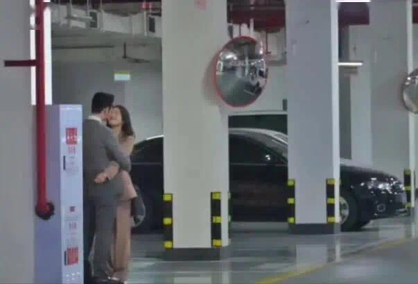 Lộ cảnh Huỳnh Hiểu Minh hôn môi "tình trẻ" Thái Văn Tịnh, Angelababy lại bị gọi tên - Ảnh 3. Lộ cảnh Huỳnh Hiểu Minh hôn môi "tình trẻ" Thái Văn Tịnh, Angelababy lại bị gọi tên - Ảnh 3.