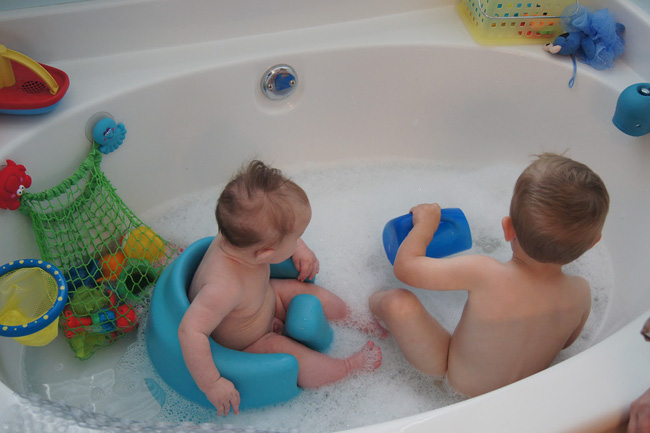 Chỉ 1 phút bất cẩn khi tắm cho con, tinh hoàn của cậu bé 2 tuổi bị mắc kẹt khiến ai nấy cũng phải thót tim - Ảnh 1.
