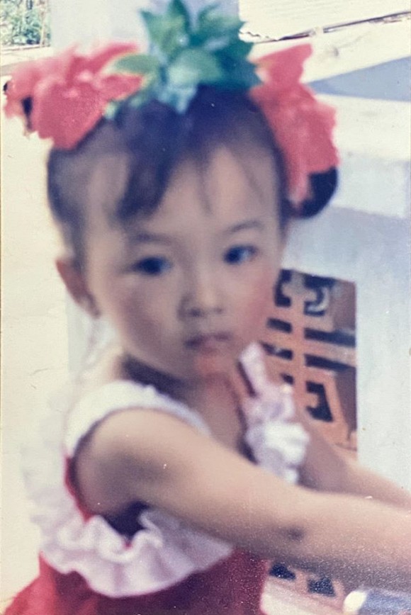 Angela Phương Trinh tung ảnh hiếm chứng minh xinh từ bé, bất ngờ nhất là gu thời trang sành điệu - Ảnh 2.