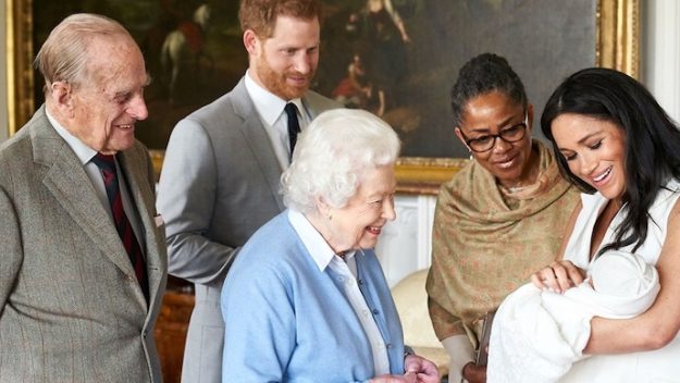 Nữ hoàng Elizabeth II: Từ vị nữ hoàng của lòng dân sống trọn một đời vì đất nước đến người vợ, người mẹ, người bà tuyệt vời của Hoàng gia Anh - Ảnh 25.