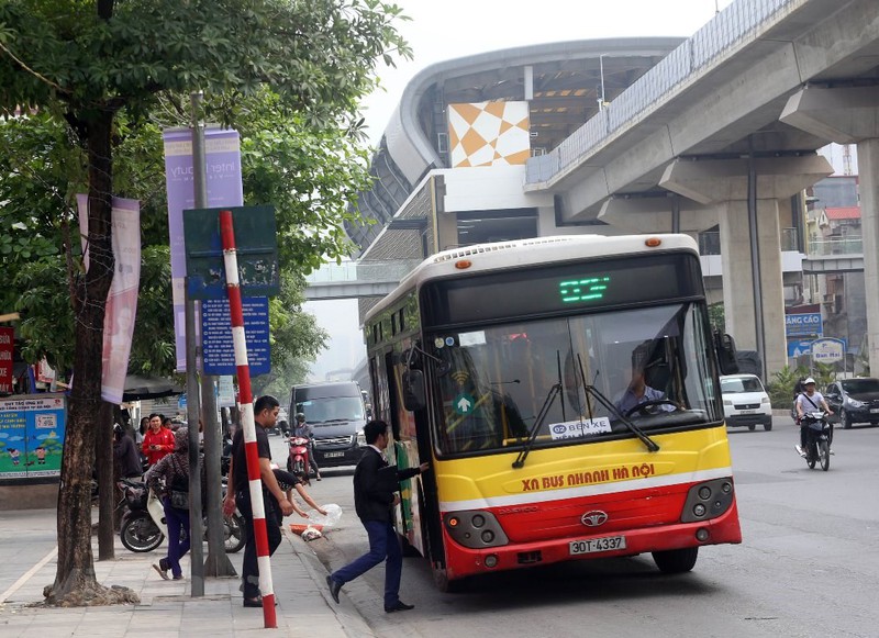 Hiệp hội Vận tải Hà Nội kiến nghị cho xe buýt, taxi sớm hoạt động trở lại - Ảnh 1.