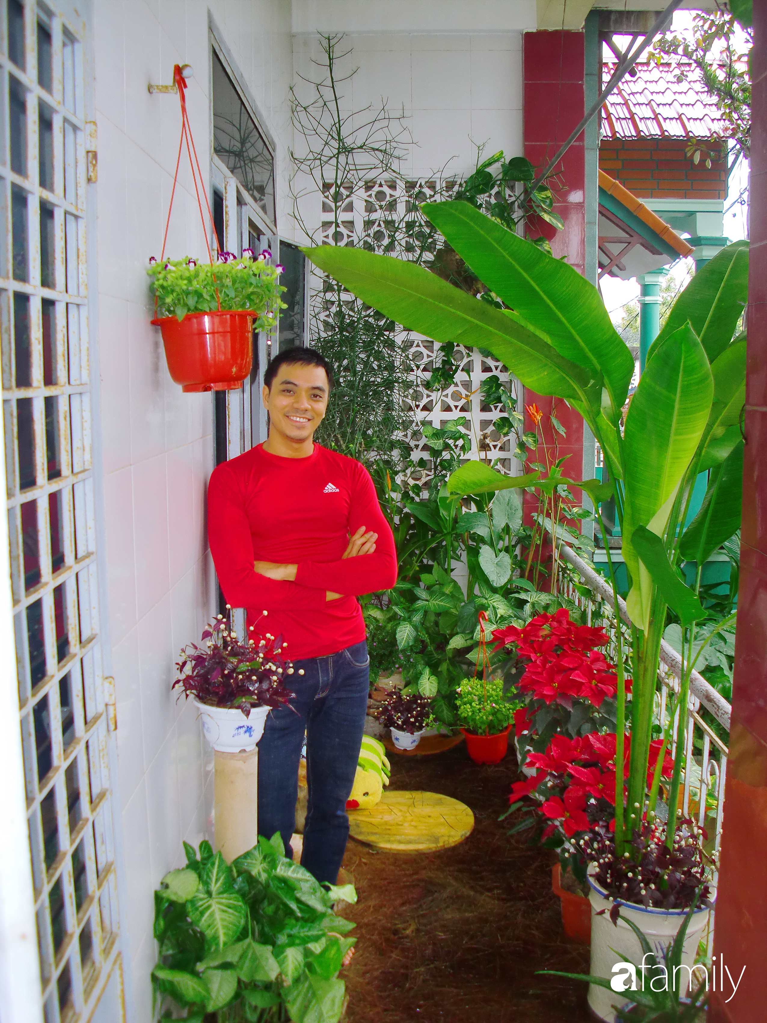 Ở nhà nghỉ dịch, chàng trai xứ Huế thảnh thơi bên ban công tự thiết kế với tiểu cảnh có hoa có cá phong cách nhiệt đới - Ảnh 1. Ở nhà nghỉ dịch, chàng trai xứ Huế thảnh thơi bên ban công tự thiết kế với tiểu cảnh có hoa có cá phong cách nhiệt đới - Ảnh 1.