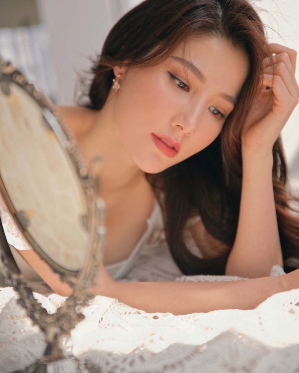 Không còn là cô nàng công sở giản dị trong "Tình yêu và Tham vọng", Diễm My 9X lột xác với phong cách quyến rũ - Ảnh 5. Không còn là cô nàng công sở giản dị trong "Tình yêu và Tham vọng", Diễm My 9X lột xác với phong cách quyến rũ - Ảnh 5.